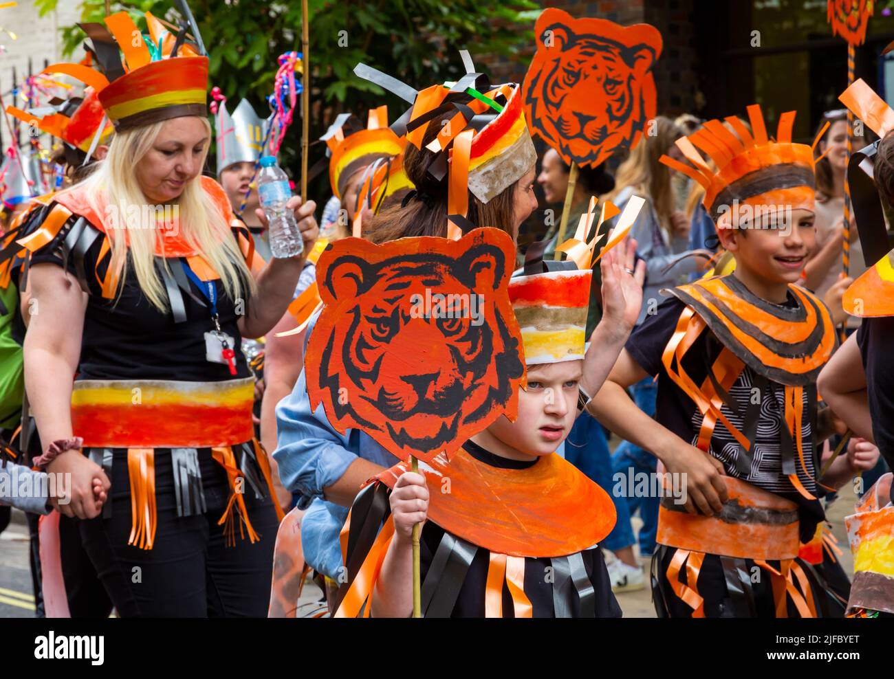 Winchester, Hampshire, Regno Unito. 1st luglio 2022. Winchester Hat Fair, festival annuale di teatro di strada e spettacoli all'aperto, il festival più lungo delle arti all'aperto, fondato nel 1974. Prende il suo nome dalla tradizione del pubblico che mette i soldi in un cappello per i buskers. I bambini della scuola aprono il festival con il favoloso carnevale per l'inizio dell'evento di 3 giorni. Credit: Carolyn Jenkins/Alamy Live News Foto Stock