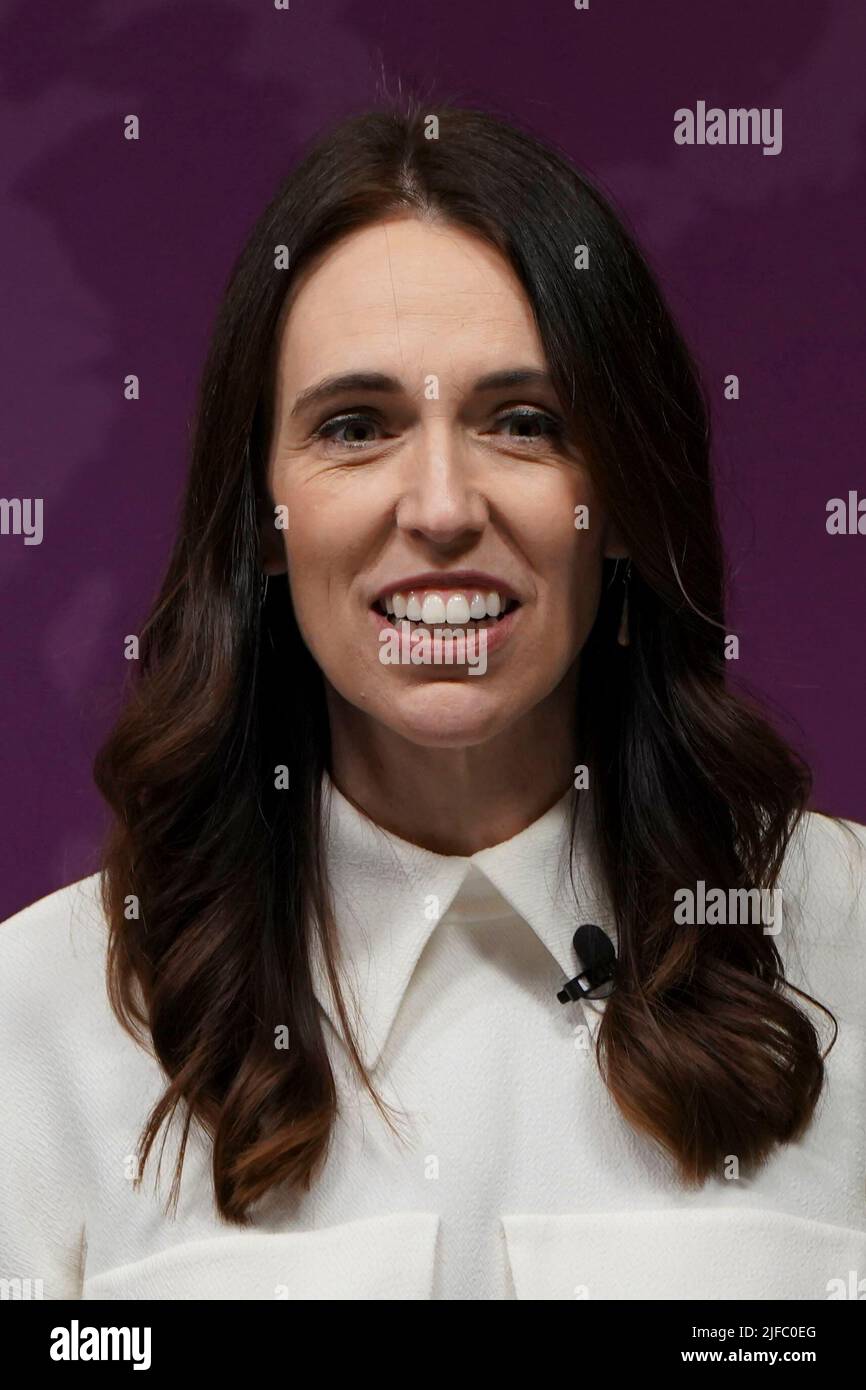 Il primo ministro neozelandese Jacinda Ardern discute le prospettive internazionali del paese e affronta le sfide internazionali dal cambiamento climatico alla concorrenza geopolitica alla Chatham House di Londra. Data foto: Venerdì 1 luglio 2022. Foto Stock