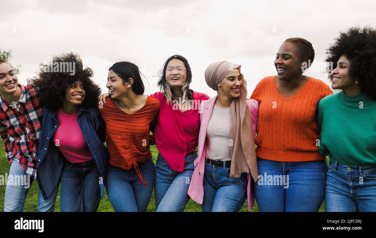 Felice giovani donne multietniche che si divertono in un parco - diversità e amicizia concetto Foto Stock