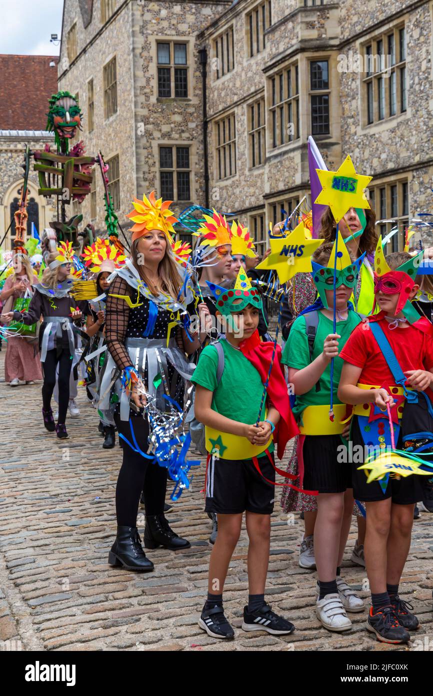 Winchester, Hampshire, Regno Unito. 1st luglio 2022. Winchester Hat Fair, festival annuale di teatro di strada e spettacoli all'aperto, il festival più lungo delle arti all'aperto, fondato nel 1974. Prende il suo nome dalla tradizione del pubblico che mette i soldi in un cappello per i buskers. I bambini della scuola aprono il festival con il favoloso carnevale per l'inizio dell'evento di 3 giorni. Credit: Carolyn Jenkins/Alamy Live News Foto Stock