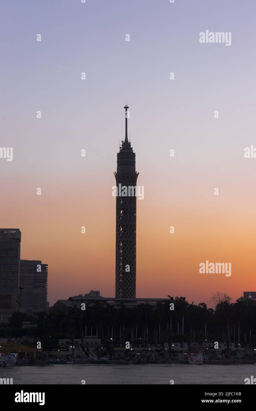Un'immagine dell'edificio del Palazzo Tahrir durante il tramonto Foto Stock