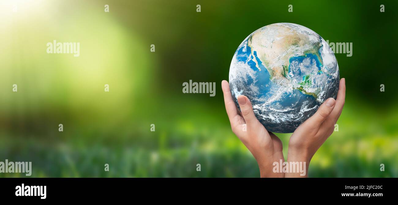 Mani sollevate al globo terrestre. Protezione dell'ambiente. Crisi energetica globale, concetto di sostenibilità. Elementi di questa immagine forniti dalla NASA. Foto Stock