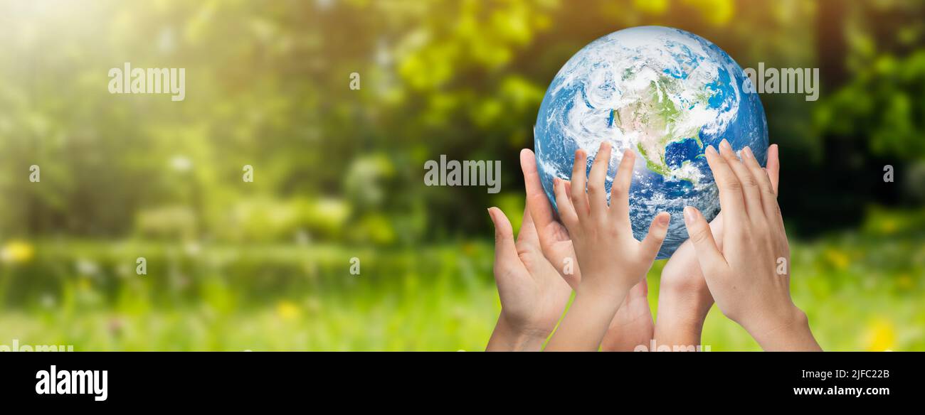 Mani sollevate al globo terrestre. Protezione dell'ambiente. Crisi energetica globale, concetto di sostenibilità. Elementi di questa immagine forniti dalla NASA. Foto Stock