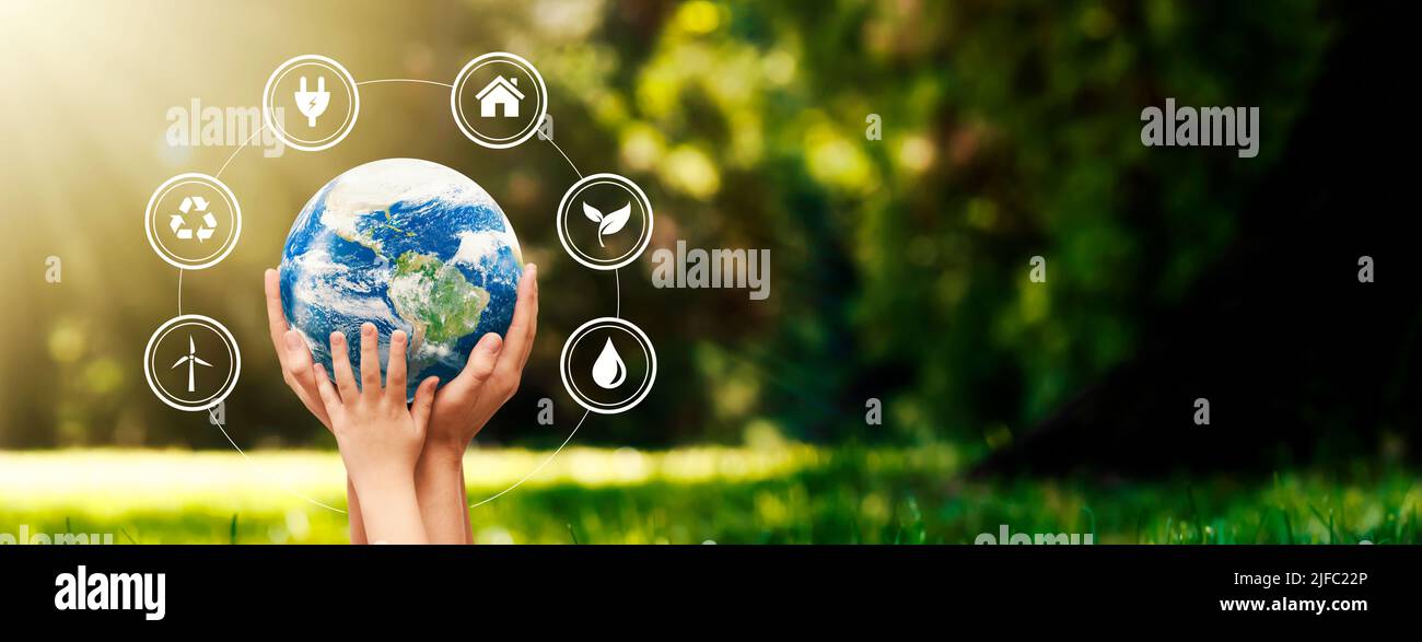 Mani sollevate al globo terrestre. Protezione dell'ambiente. Crisi energetica globale, concetto di sostenibilità. Elementi di questa immagine forniti dalla NASA. Foto Stock