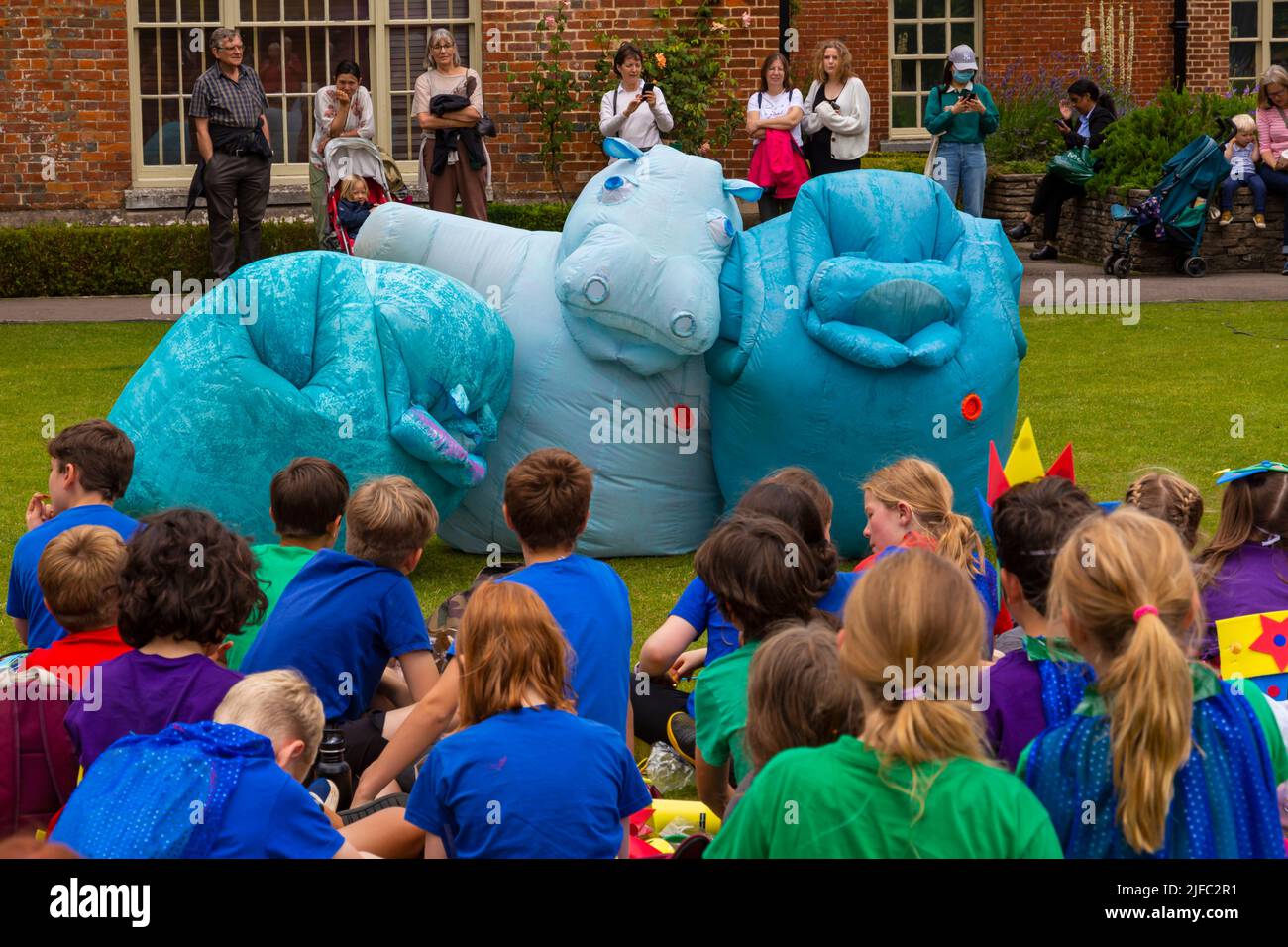 Winchester, Hampshire, Regno Unito. 1st luglio 2022. Winchester Hat Fair, festival annuale di teatro di strada e spettacoli all'aperto, il festival più lungo delle arti all'aperto, fondato nel 1974. Prende il suo nome dalla tradizione del pubblico che mette i soldi in un cappello per i buskers. Gli Hippos intratteneranno la folla con la loro danza. Credit: Carolyn Jenkins/Alamy Live News Foto Stock