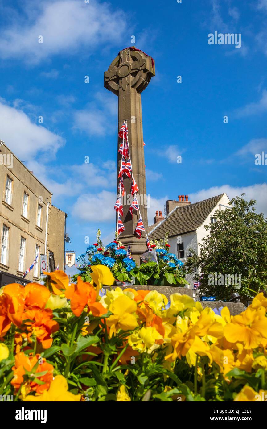 Knaresborough, Regno Unito - Giugno 4th 2022: War Memorial situato sul Market Place nella splendida città di Knaresborough nel North Yorkshire, Regno Unito. Foto Stock