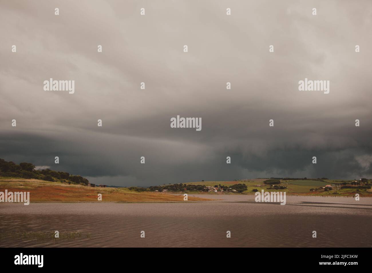 cielo con nuvole scure sotto il lago Foto Stock