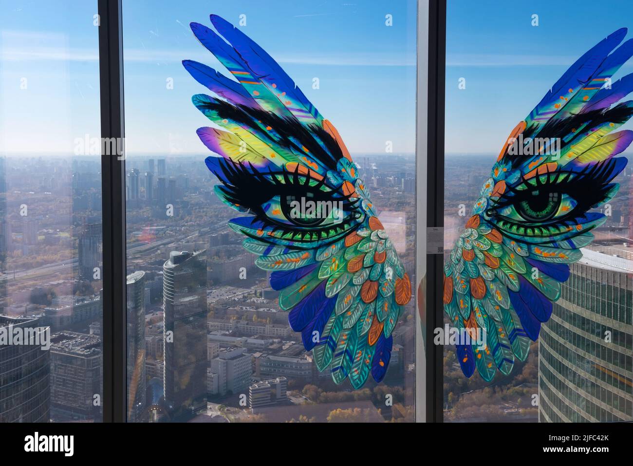 MOSCA, RUSSIA - 10 ottobre 2021: Graffiti che si disegna sul vetro della piattaforma di osservazione del grattacielo del centro commerciale internazionale di Mosca-City Foto Stock