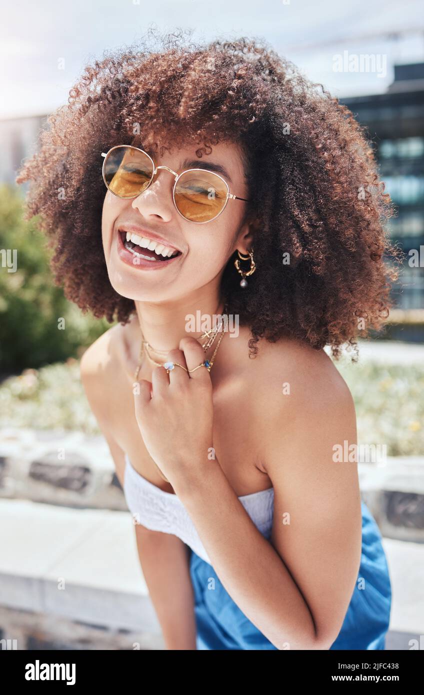 Ritratto di giovane trendy bella donna mista gara con un afrofrosorridente e ridente solo fuori in città. Donna ispanica che indossa occhiali da sole e. Foto Stock