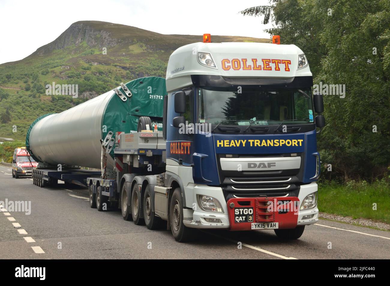 Un autocarro che trasporta componenti di turbine eoliche per la consegna al nuovo Wind farm Creag Riabhach vicino a Lairg, Highlands scozzesi, Regno Unito Foto Stock