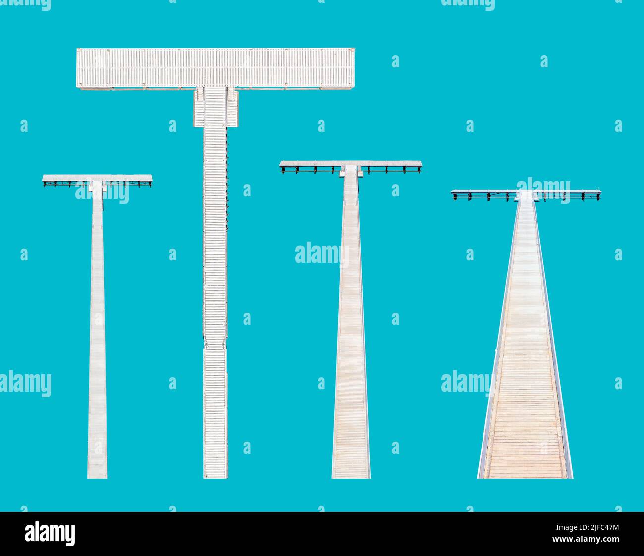 Molo di legno bianco dall'alto a diverse angolazioni ritagliate elementi, isolato su sfondo azzurro chiaro Foto Stock