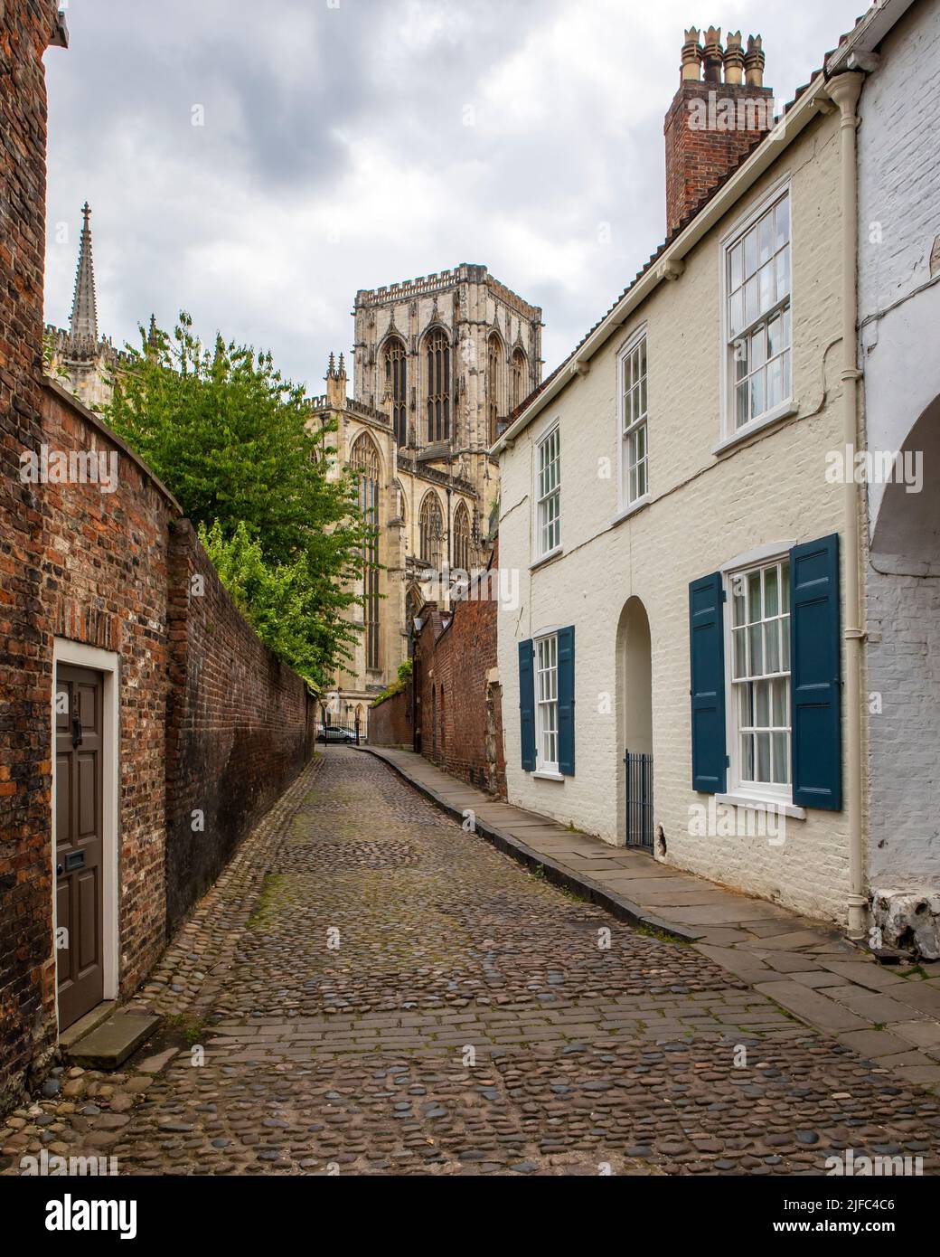 York, Regno Unito - Giugno 6th 2022: Una vista di Chapter House Street, guardando verso York Minster nella bella città di York, Regno Unito. Foto Stock