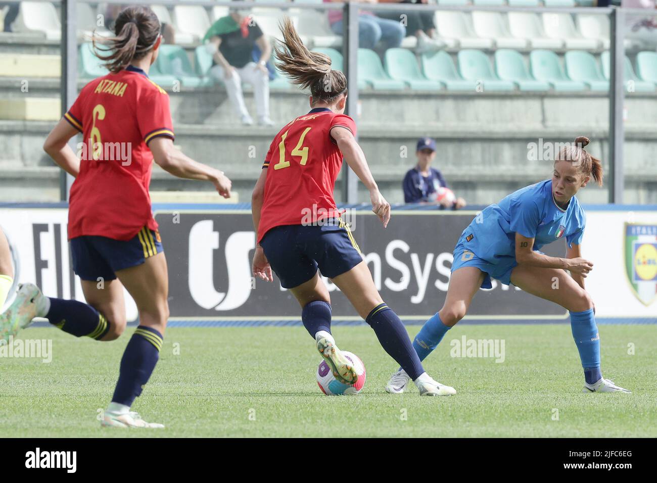 Castel di Sangro, Italia. 01st luglio 2022. Alexia Putellas di Spagna e Martina Rosqui d'Italia durante la partita di calcio amichevole prima dell'EURO 2022 delle Donne tra Italia e Spagna al Teofilo Patini Stadium di Castel di Sangro (Italia), 01 luglio 2022. Foto Cesare Purini/Insidefoto Credit: Ininsidefoto srl/Alamy Live News Foto Stock