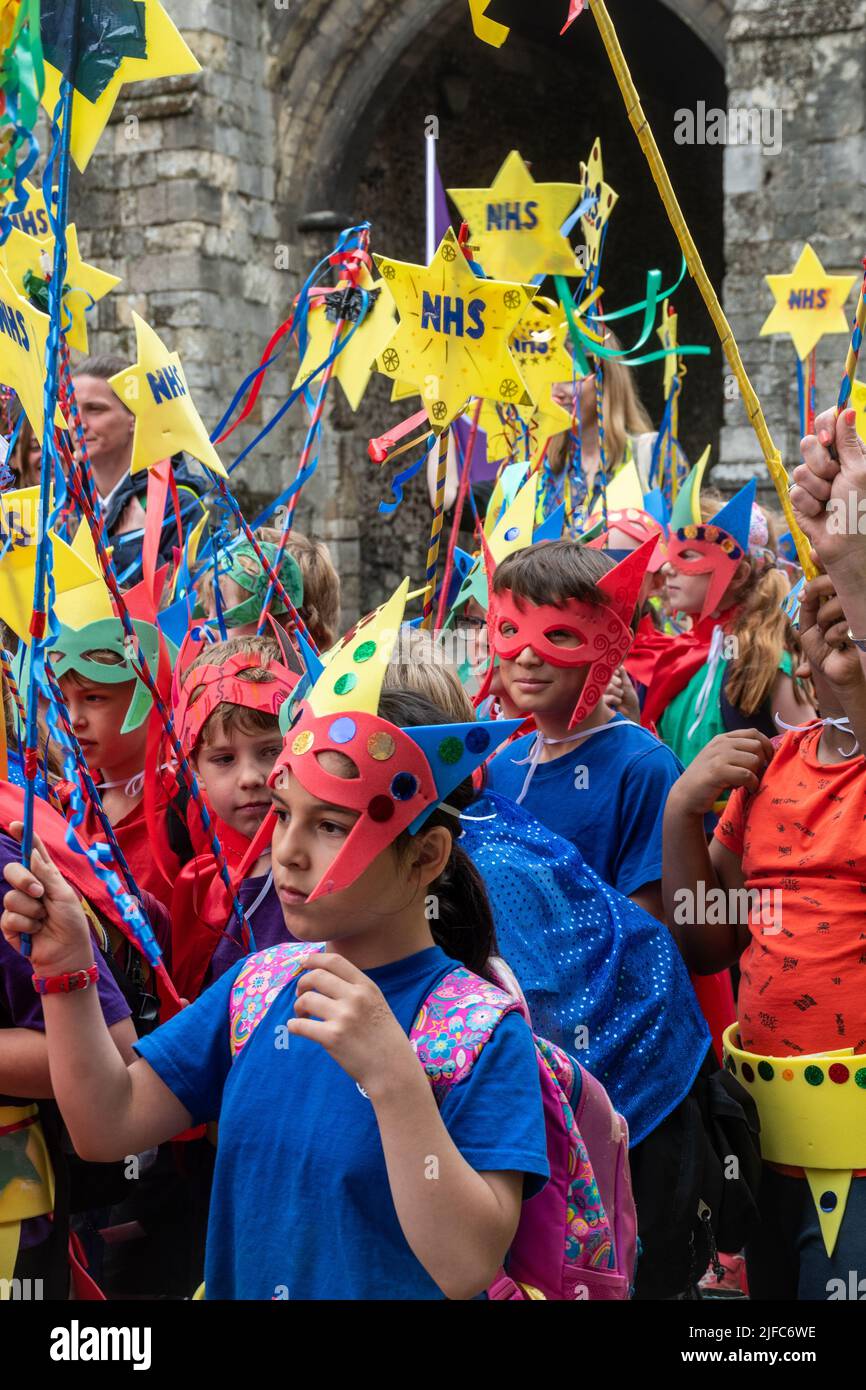 Winchester Hat Fair, 1st luglio 2022. L'annuale Fiera del cappello è iniziata oggi con le scuole locali che hanno preso parte alla processione del Carnevale attraverso il centro della città con i bambini vestiti con i costumi colorati. Winchester Hat Fair è un festival di arti all'aperto della durata di 3 giorni, con artisti di strada e spettacoli in diversi luoghi della città. Foto Stock