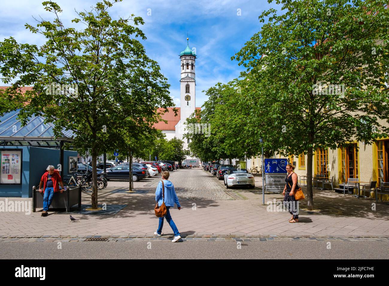 Memmingen nella regione dei Allgäu inferiori, Swabia, Baviera, Germania, giugno 8, 2022: Vista sull'Hallhof verso la Chiesa di Kreuzherren. Foto Stock