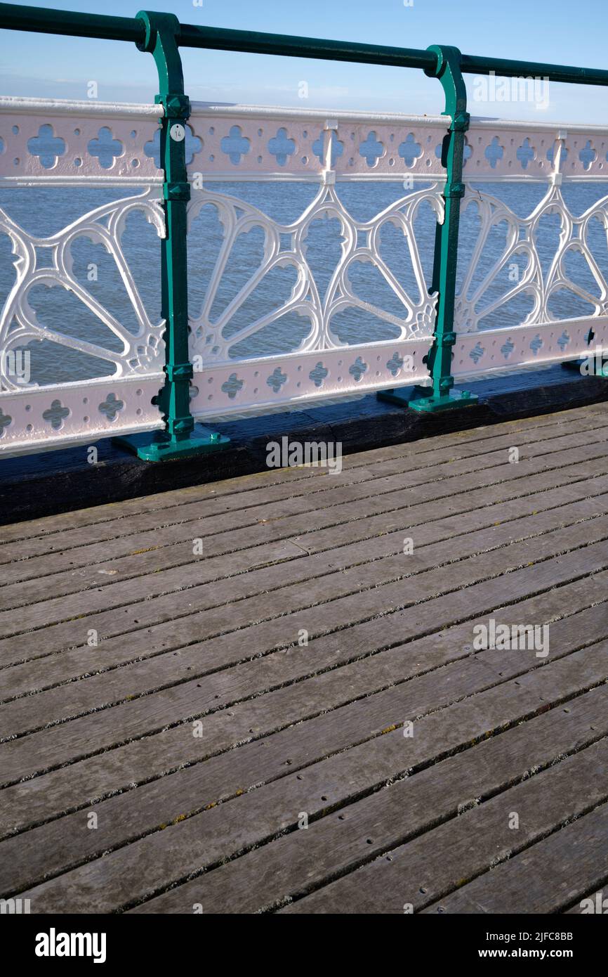 Ringhiere decorative in ghisa lungo il Victorian Pier Penarth South Wales UK Foto Stock