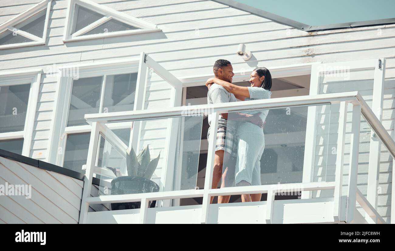 Amando giovane coppia mista gara in pigiama condividere momento romantico mentre ballano sul balcone della loro nuova casa o mentre in vacanza godendo loro Foto Stock