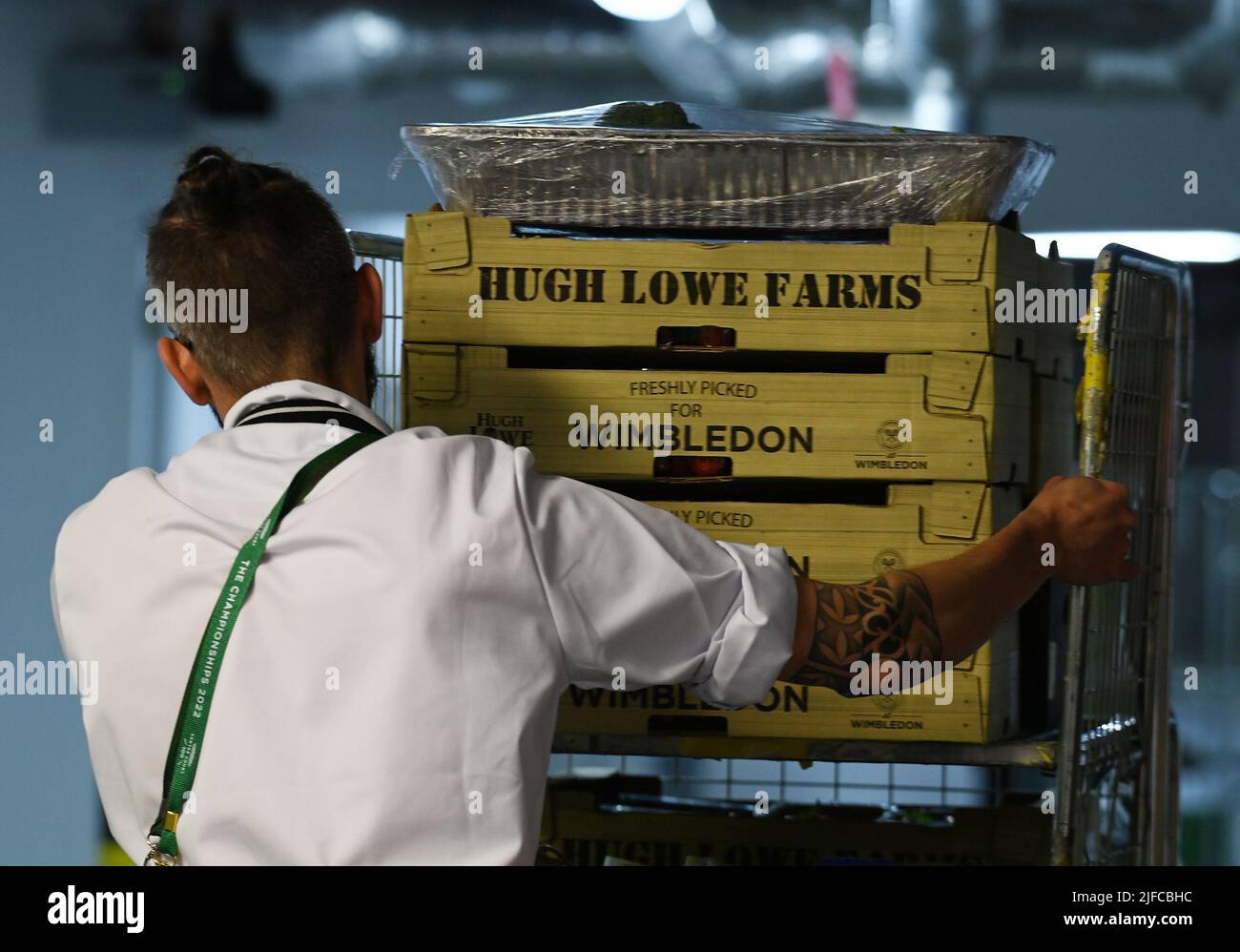 Londra, Regno Unito. 01st luglio 2022. London Wimbledon Championships Day 5 01/07/2022 ambiente, fresco consegna di fragole arriva credito: Roger Parker / Alamy Live News Foto Stock