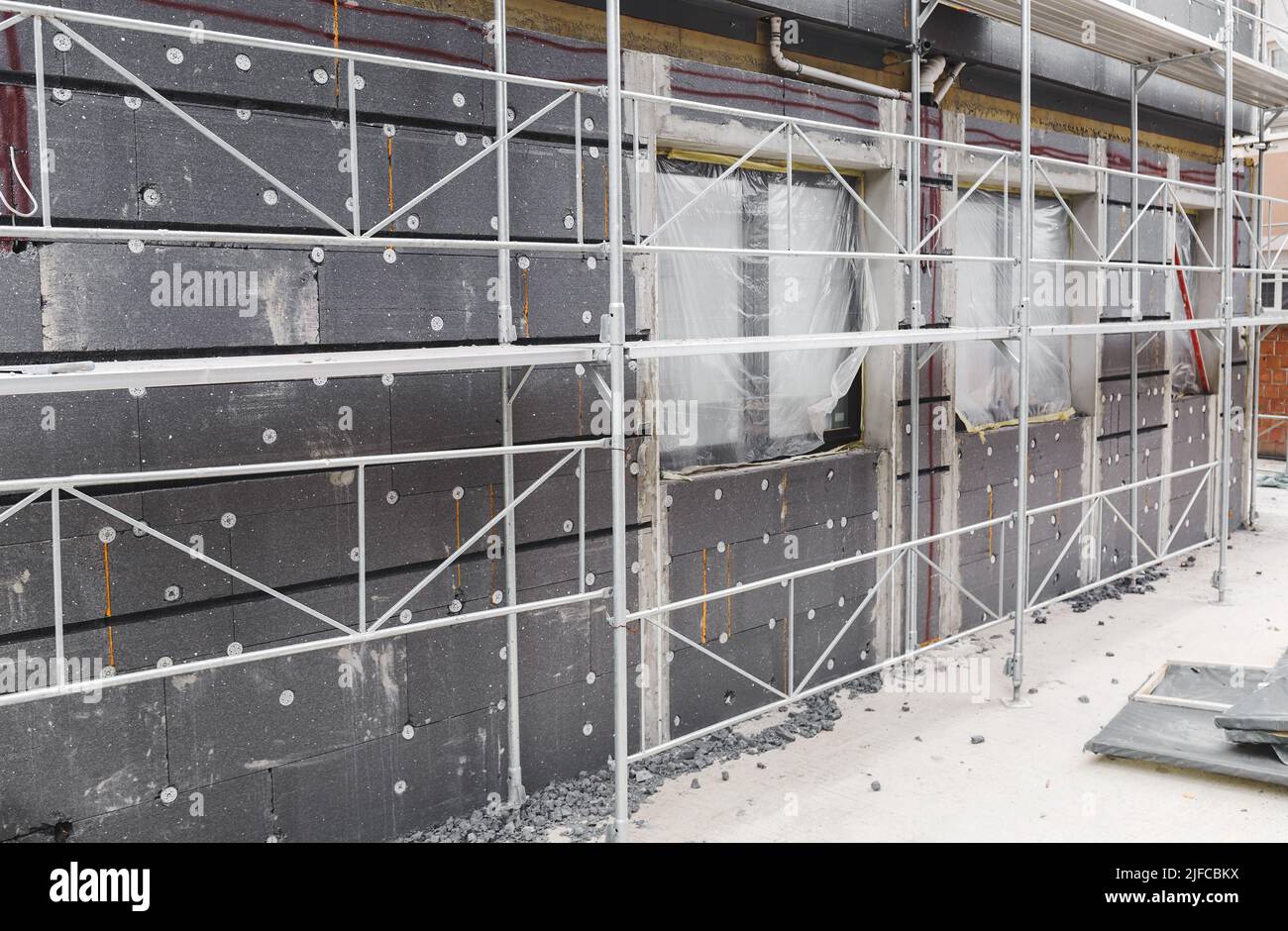 Costruzione e costruzione. Lavori di costruzione su un edificio, facciate, finestre sono costruiti Foto Stock