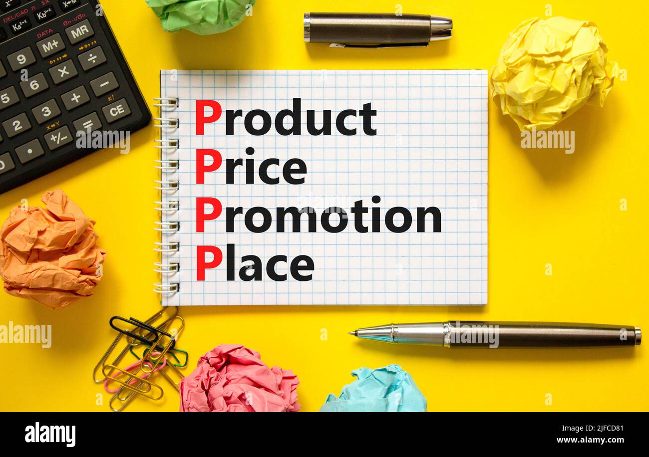 Simbolo del luogo di promozione del prezzo di processo PPPP. Concetto parole PPPP processo prezzo promozione luogo su nota su sfondo giallo bello. Business e PPPP Foto Stock