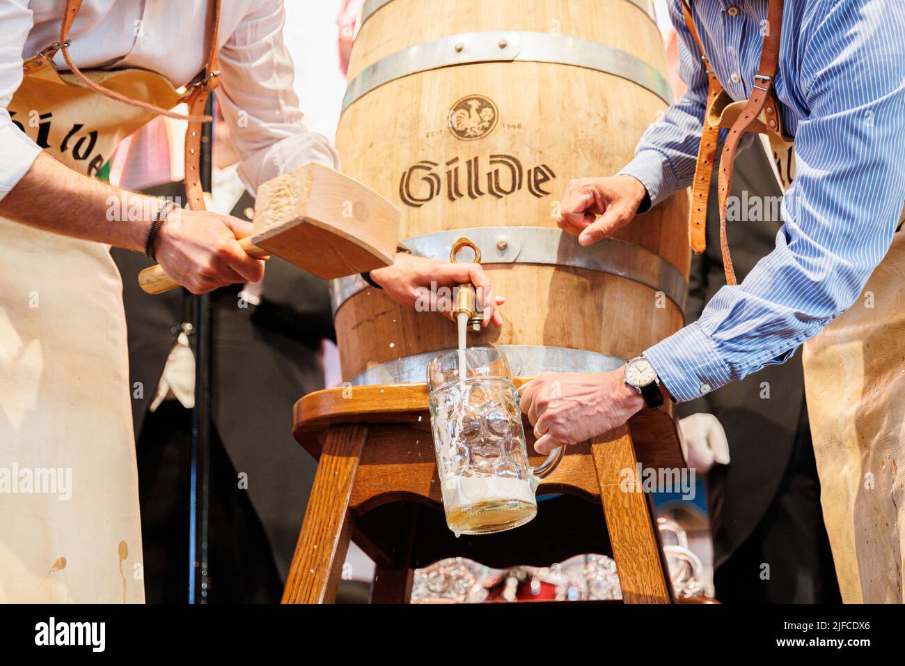 Hannover, Germania. 01st luglio 2022. Un barile di birra viene tradizionalmente utilizzato all'inizio del Schützenfest. Dopo due anni di pausa correlata alla corona, la Schützenfest Hannover si svolge nuovamente dal 01 al 10 luglio sul Schützenplatz. Credit: Michael Matthey/dpa/Alamy Live News Foto Stock