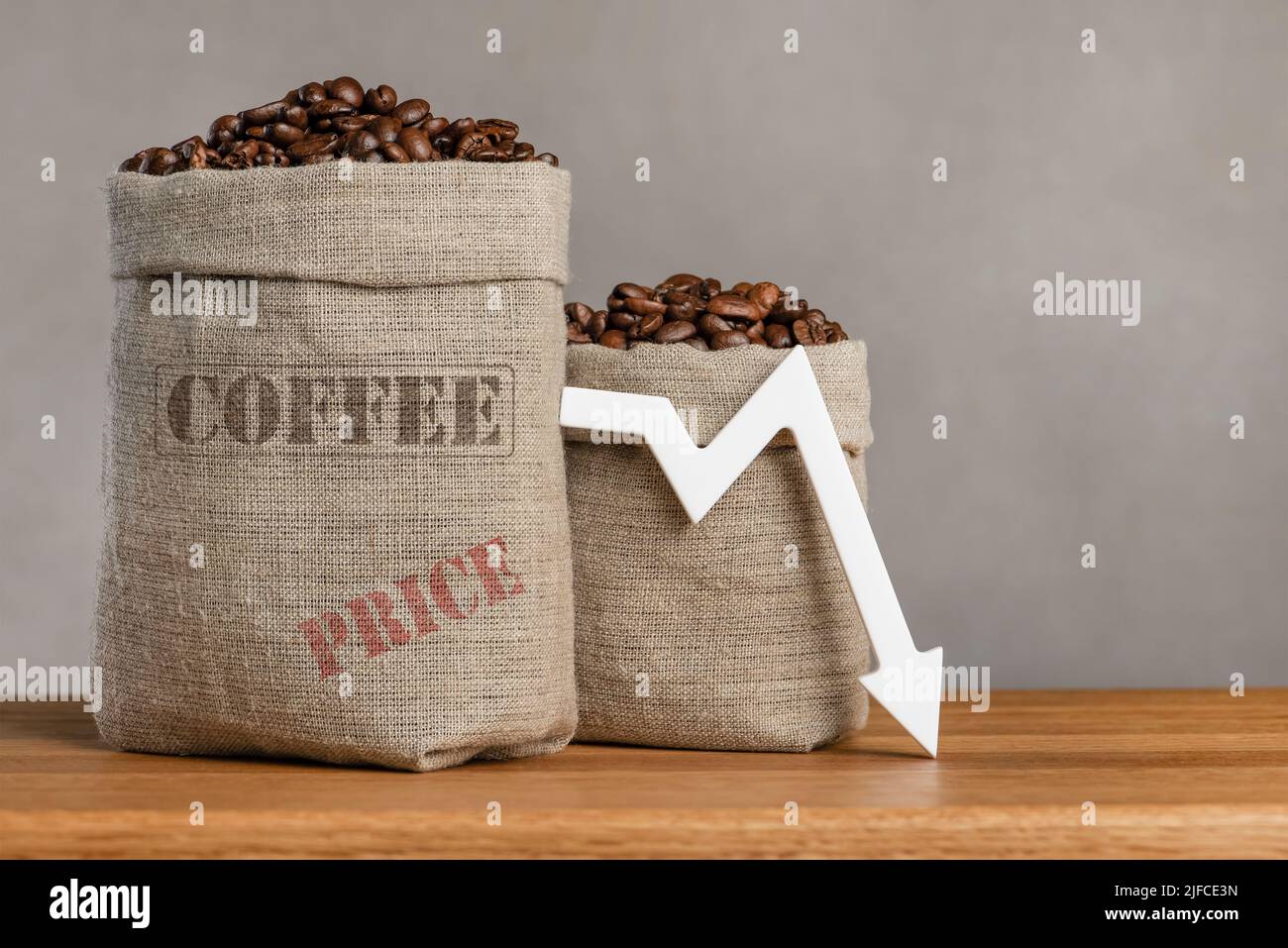 Prezzi più bassi per i chicchi di caffè neri. Misera raccolta di chicchi di caffè, crisi alimentare mondiale. Calo nel costo del caffè futures e derivati.decremento Foto Stock