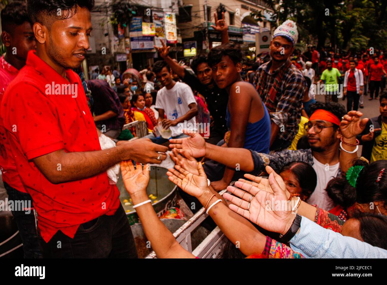 Bangladesh. 1st luglio 2022. Oggi Shubh Rathyatra, Jagannath, Subhadra, Balaram sono venuti al pubblico, anche i devoti e i visitatori sono scese e hanno tirato la corda del carro durante il loro cammino. (Credit Image: © Sumon Das/Pacific Press via ZUMA Press Wire) Credit: ZUMA Press, Inc./Alamy Live News Foto Stock