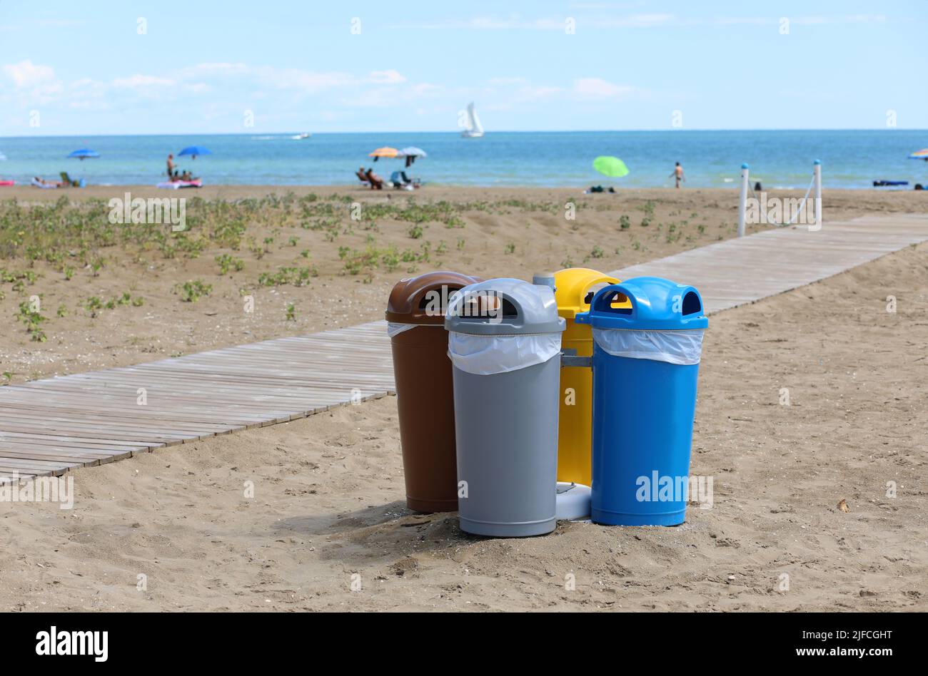 Raccolta differenziata sulla spiaggia immagini e fotografie stock ad alta  risoluzione - Alamy