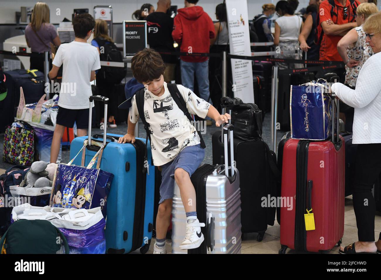 Orlando, Stati Uniti. 01st luglio 2022. I viaggiatori sono visti all'Aeroporto Internazionale di Orlando prima della vacanza del 4 luglio. Centinaia di voli in tutta la contea sono stati ritardati o cancellati e le compagnie aeree stanno avvertendo i passeggeri di prepararsi per i problemi. Credit: SOPA Images Limited/Alamy Live News Foto Stock