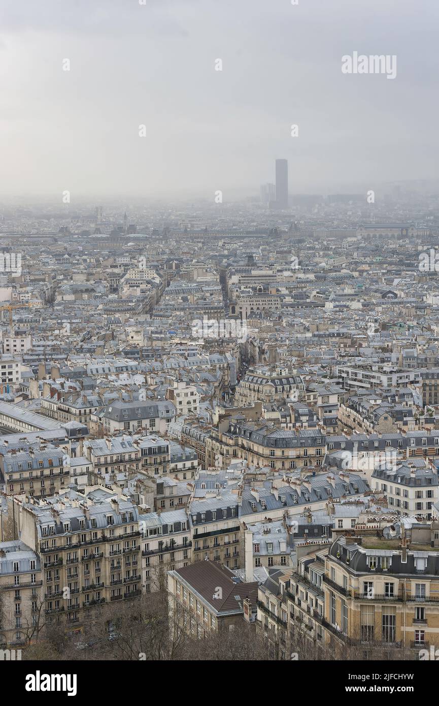 Una vista verticale aerea della famosa città di Parigi in una giornata di nebbia Foto Stock