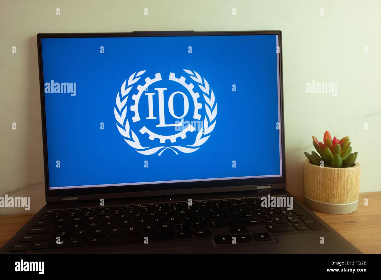 KONSKIE, POLONIA - 30 giugno 2022: Logo dell'Organizzazione Internazionale del lavoro ILO dell'Agenzia delle Nazioni Unite visualizzato sullo schermo del computer portatile Foto Stock