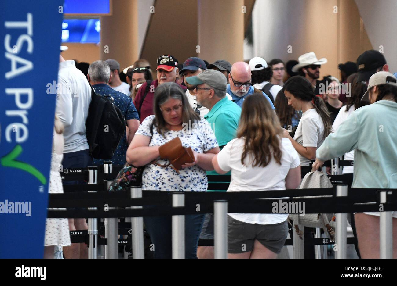 Orlando, Stati Uniti. 01st luglio 2022. I viaggiatori si fanno strada attraverso una linea di screening TSA all'Aeroporto Internazionale di Orlando prima della vacanza del 4 luglio. Centinaia di voli in tutta la contea sono stati ritardati o cancellati e le compagnie aeree stanno avvertendo i passeggeri di prepararsi per i problemi. (Foto di Paul Hennessy/SOPA Images/Sipa USA) Credit: Sipa USA/Alamy Live News Foto Stock