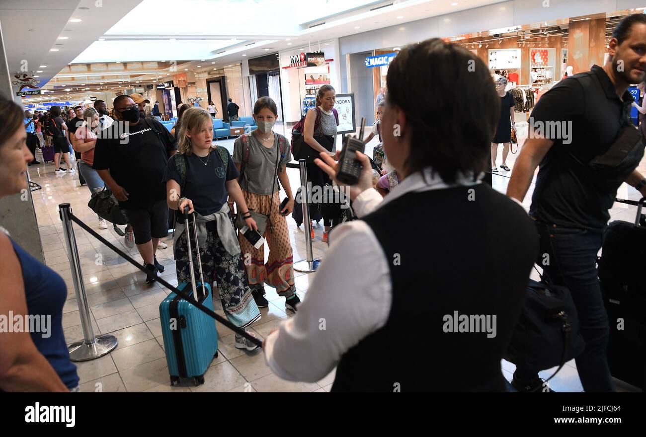 Orlando, Stati Uniti. 01st luglio 2022. I viaggiatori si fanno strada attraverso una linea di screening TSA all'Aeroporto Internazionale di Orlando prima della vacanza del 4 luglio. Centinaia di voli in tutta la contea sono stati ritardati o cancellati e le compagnie aeree stanno avvertendo i passeggeri di prepararsi per i problemi. (Foto di Paul Hennessy/SOPA Images/Sipa USA) Credit: Sipa USA/Alamy Live News Foto Stock