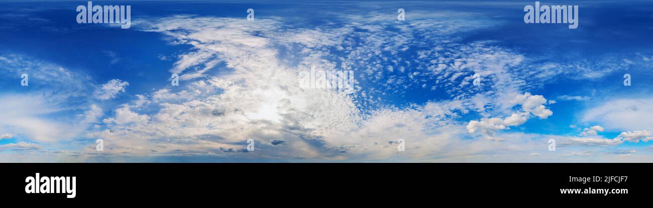 Panorama senza giunture angolo di 360 gradi Vista cielo blu con nuvole di cumulo con zenith per l'uso in grafica 3D o di sviluppo di giochi come cupola del cielo Foto Stock