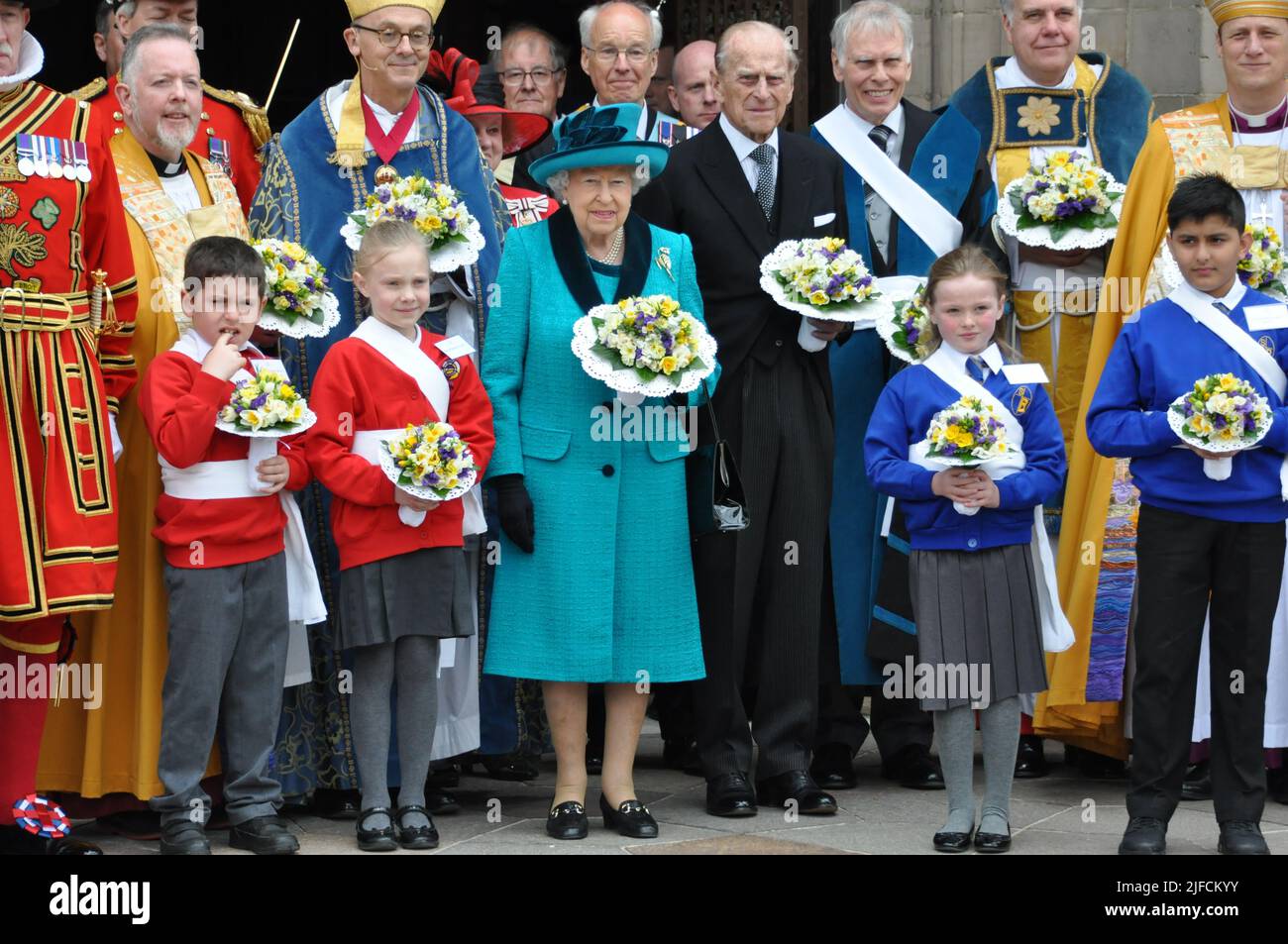 HM la regina cammina da alcuni fiori a Leicester Foto Stock