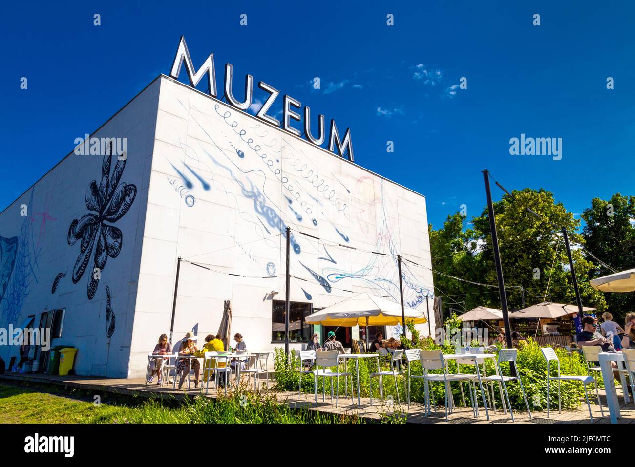 Persone che cenano all'aperto a Paloma nad Wisłą nel Museo d'Arte moderna (Muzeum Sztuki Nowoczesnej w Warszawie), Powiśle, Varsavia, Polonia Foto Stock