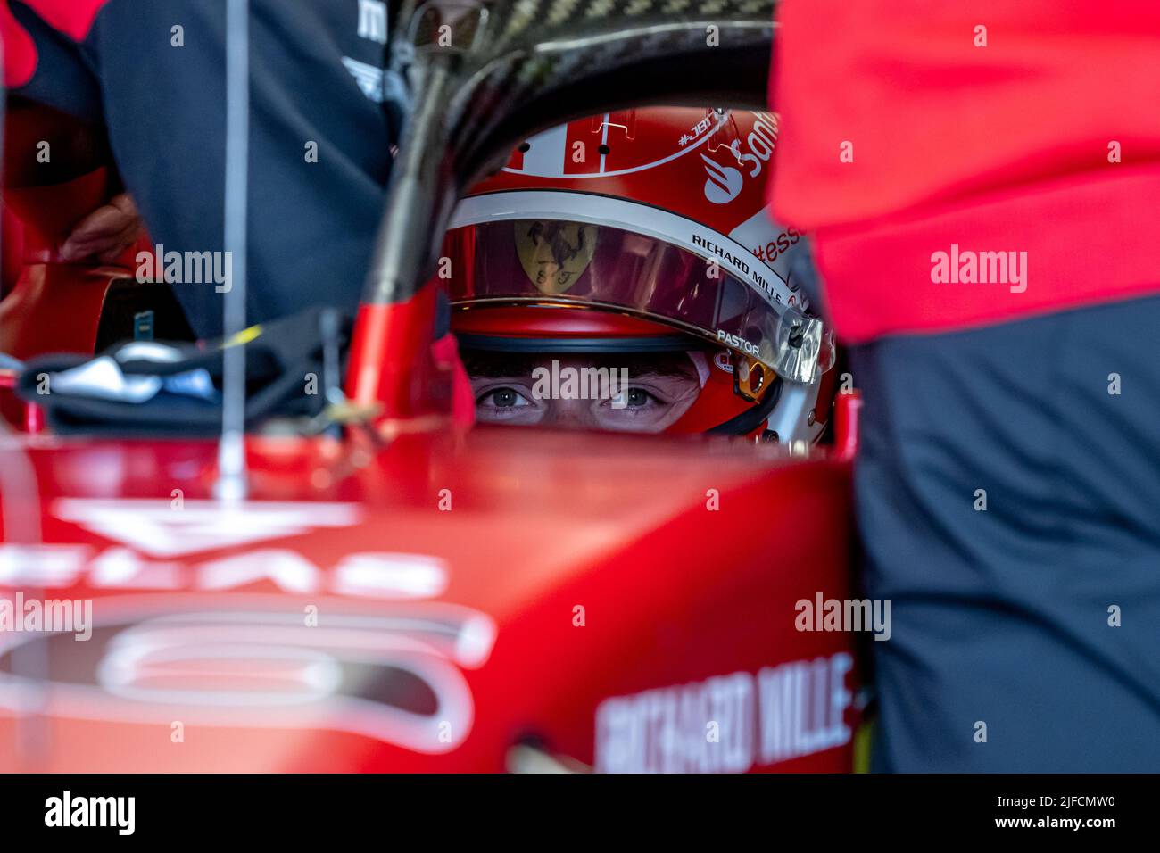 Silverstone, UK, 01st lug 2022, Charles Leclerc, di Monaco compete per Scuderia Ferrari. Pratica, round 10 del campionato di Formula 1 2022. Credit: Michael Potts/Alamy Live News Foto Stock