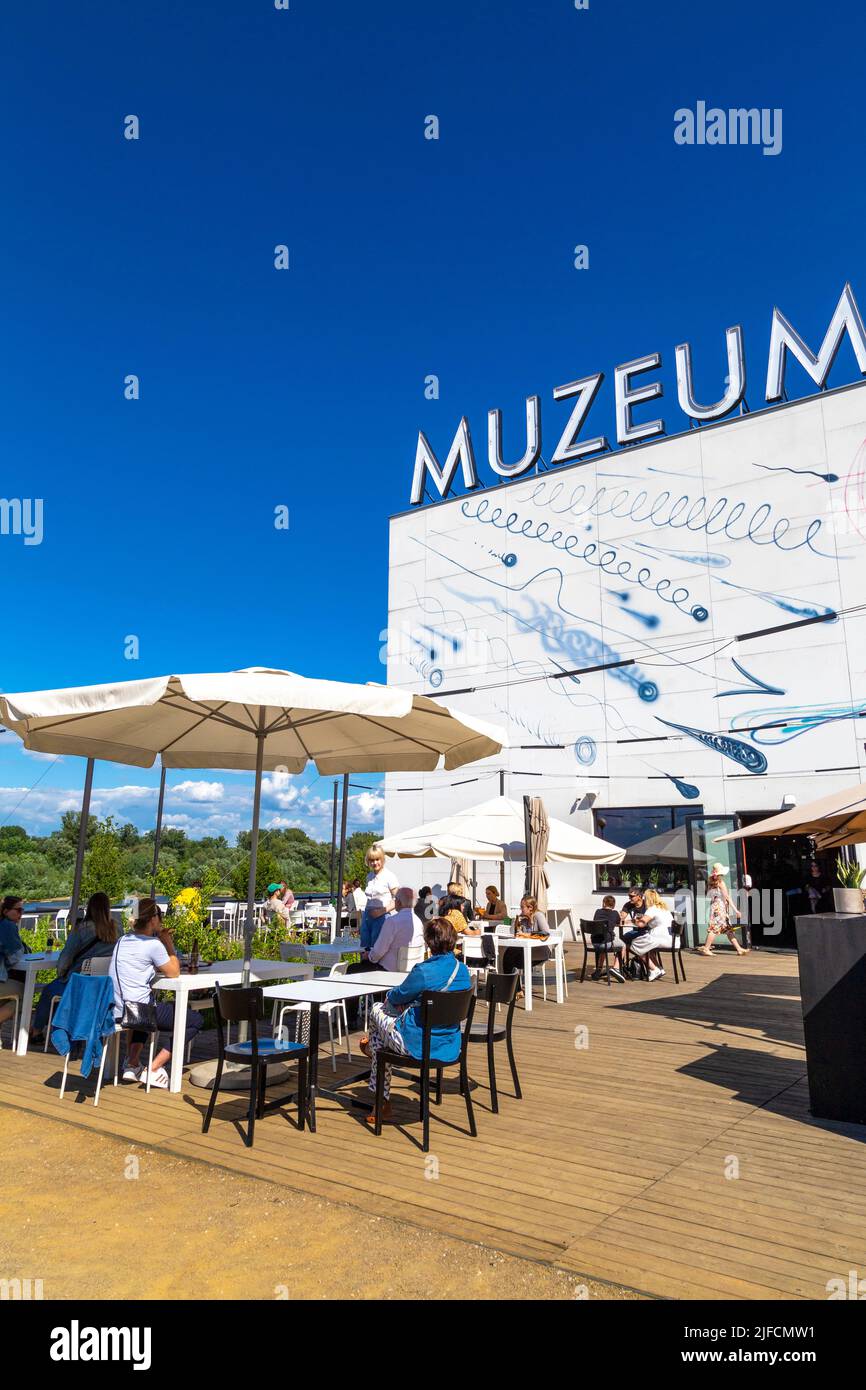 Persone che cenano all'aperto a Paloma nad Wisłą nel Museo d'Arte moderna (Muzeum Sztuki Nowoczesnej w Warszawie), Powiśle, Varsavia, Polonia Foto Stock