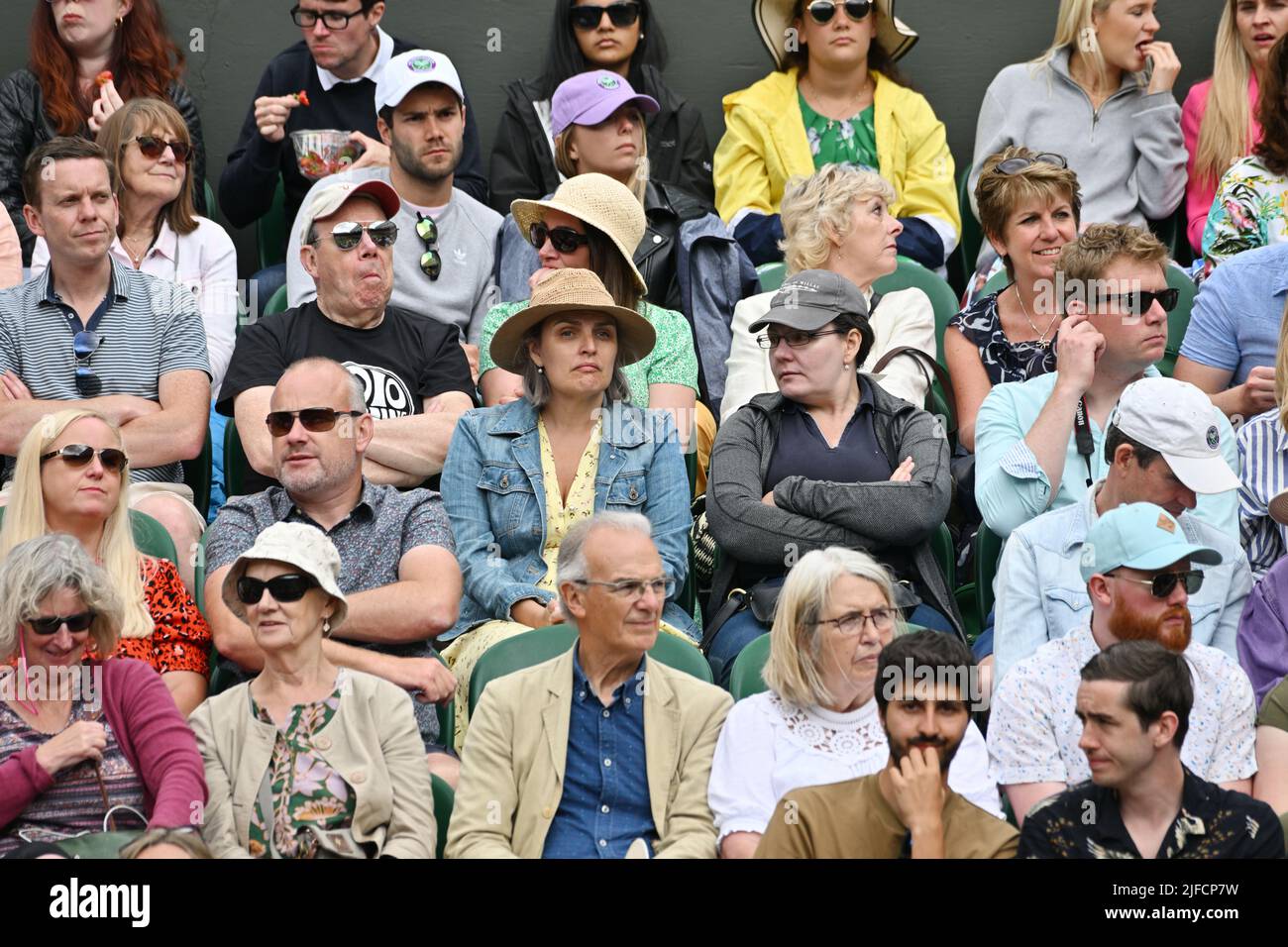 01 luglio 2022. Londra, Regno Unito. Gli spettatori seduti guardano il campo da tennis del centro dalla Royal Box il giorno 5 del Wimbledon Tennis Championships tenutosi presso l'All England Lawn Tennis and Croquet Club. Foto di Ray Tang. Foto Stock