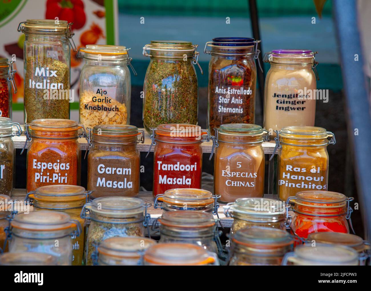 Mercato delle pulci a Puerto Rico, Canarie, commercianti vendono prodotti diversi, qui vasi con spezie diverse Foto Stock