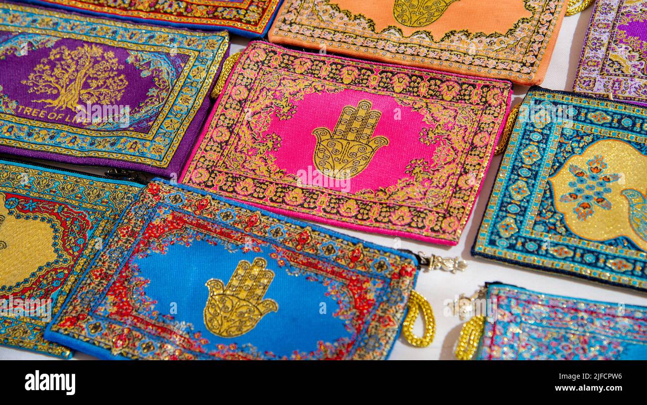 Mercato delle pulci a Porto Rico, Canarie isola, commercianti vendono prodotti diversi, qui tappeti indiani dai colori vivaci Foto Stock