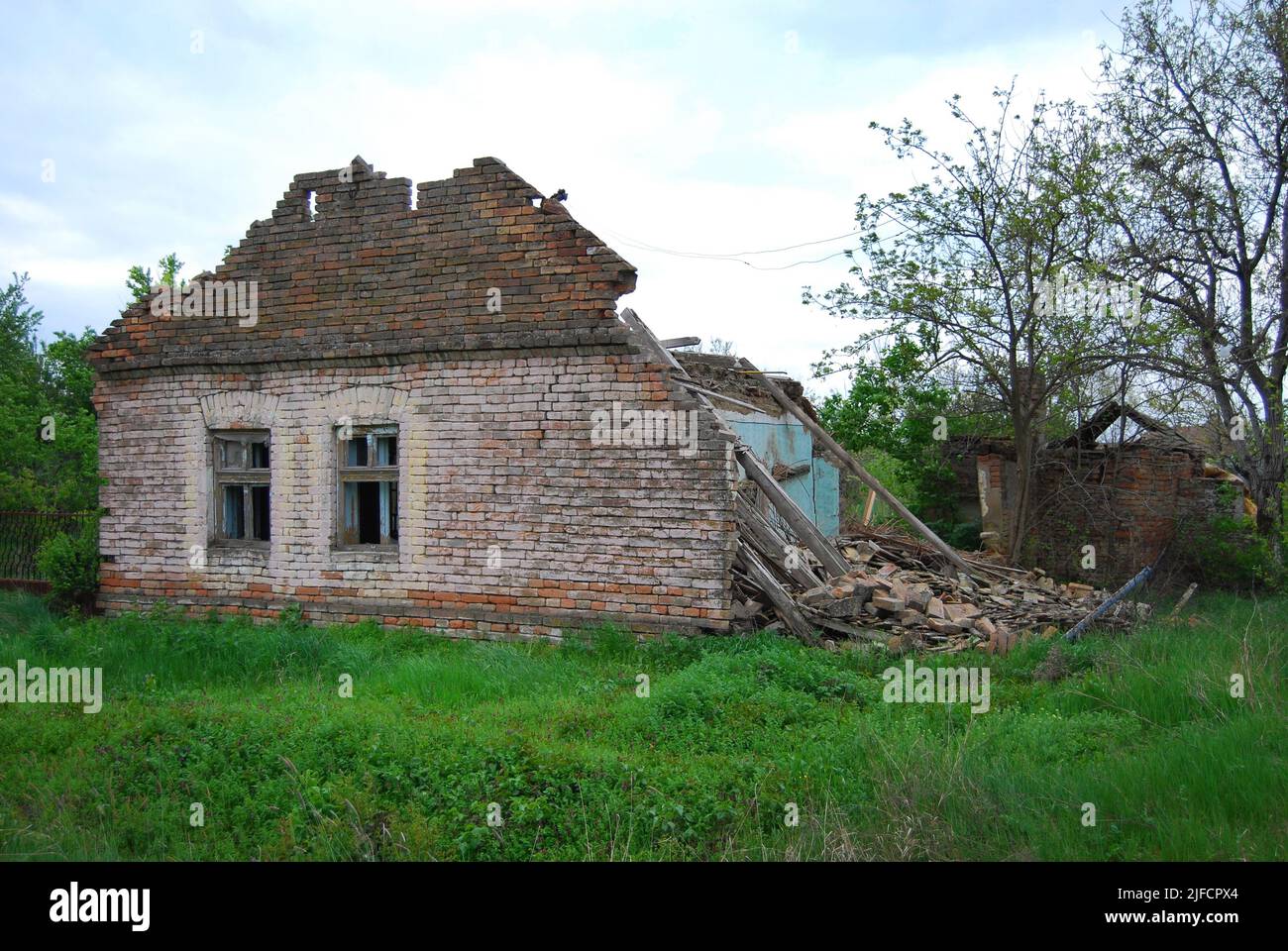 Una vecchia casa abbandonata a Banatska Dubica, Banat, Vojvodina, Serbia sta crollando. Foto Stock