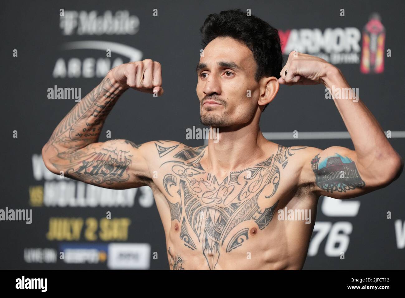 1 LUGLIO 2022, LAS VEGAS, NV, LAS VEGAS, NV, Stati Uniti: LAS VEGAS, NV - Giugno 1: Max Halloway scala per il pesato ufficiale alla T-Mobile Arena per UFC 276 il 1 luglio 2022 a LAS VEGAS, NV, Stati Uniti. (Credit Image: © Louis Grasse/PX Imagens via ZUMA Press Wire) Foto Stock