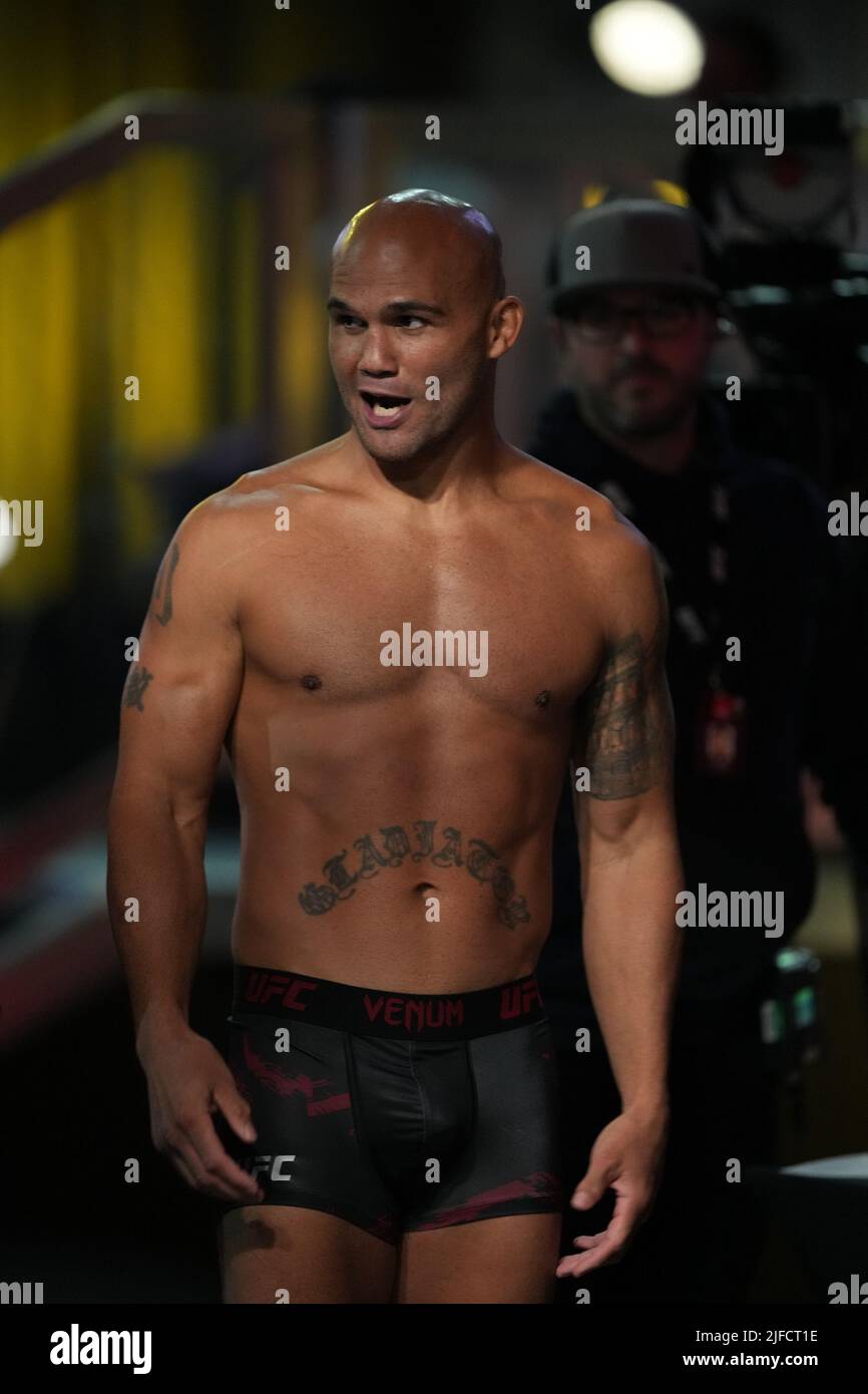 1 LUGLIO 2022, LAS VEGAS, NV, LAS VEGAS, NV, Stati Uniti: LAS VEGAS, NV - Giugno 1: Robbie Lawler scala per i pesati ufficiali alla T-Mobile Arena per UFC 276 il 1 luglio 2022 a LAS VEGAS, NV, Stati Uniti. (Credit Image: © Louis Grasse/PX Imagens via ZUMA Press Wire) Foto Stock