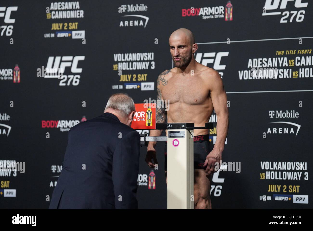 30 GIUGNO 2022, LAS VEGAS, NV, LAS VEGAS, NV, Stati Uniti: LAS VEGAS, NV - Giugno 1: Alexander Volkanovski Steps sulla scala per il pesato ufficiale alla T-Mobile Arena per UFC 276 il 1 giugno 2022 a LAS VEGAS, NV, Stati Uniti. (Credit Image: © Louis Grasse/PX Imagens via ZUMA Press Wire) Foto Stock