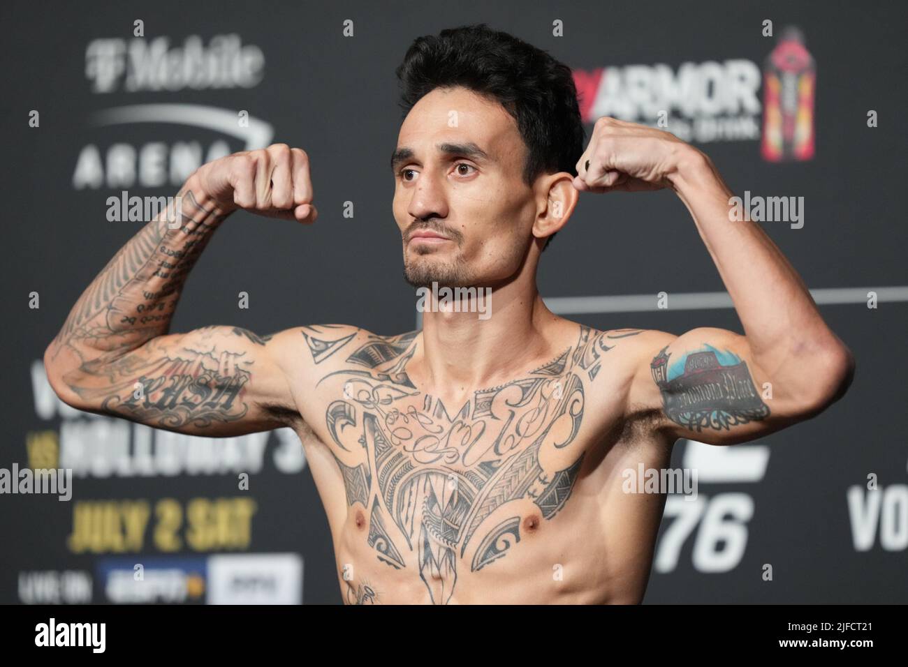 1 LUGLIO 2022, LAS VEGAS, NV, LAS VEGAS, NV, Stati Uniti: LAS VEGAS, NV - Giugno 1: Max Halloway scala per il pesato ufficiale alla T-Mobile Arena per UFC 276 il 1 luglio 2022 a LAS VEGAS, NV, Stati Uniti. (Credit Image: © Louis Grasse/PX Imagens via ZUMA Press Wire) Foto Stock