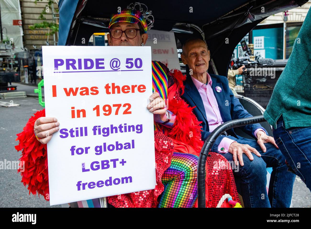 Londra, Regno Unito. 1st luglio 2022. I veterani del Gay Liberation Front (GLF) segnano il 50th° anniversario della prima marcia del Pride britannico nel 1972 ripercorrendo i loro passi da Charing Cross a Hyde Park. La marcia commemorativa è intesa a ricapitalizzare le radici di Pride come protesta e celebrazione dei diritti LGBT+, in contrasto con la depoliticizzazione e la commercializzazione di Pride a Londra, e a chiedere la liberazione di LGBT+ sia nel Regno Unito che nel mondo. Credit: Mark Kerrison/Alamy Live News Foto Stock