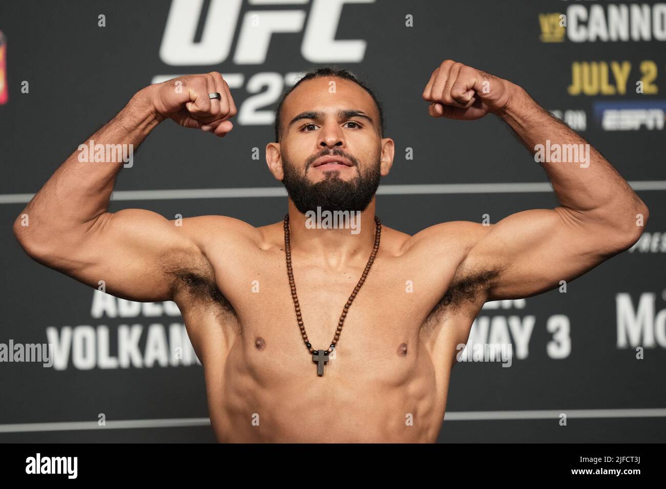 1 LUGLIO 2022, LAS VEGAS, NV, LAS VEGAS, NV, Stati Uniti: LAS VEGAS, NV - Giugno 1: Gabe Green Steps sulla scala per il pesato ufficiale alla T-Mobile Arena per UFC 276 il 1 luglio 2022 a LAS VEGAS, NV, Stati Uniti. (Credit Image: © Louis Grasse/PX Imagens via ZUMA Press Wire) Foto Stock