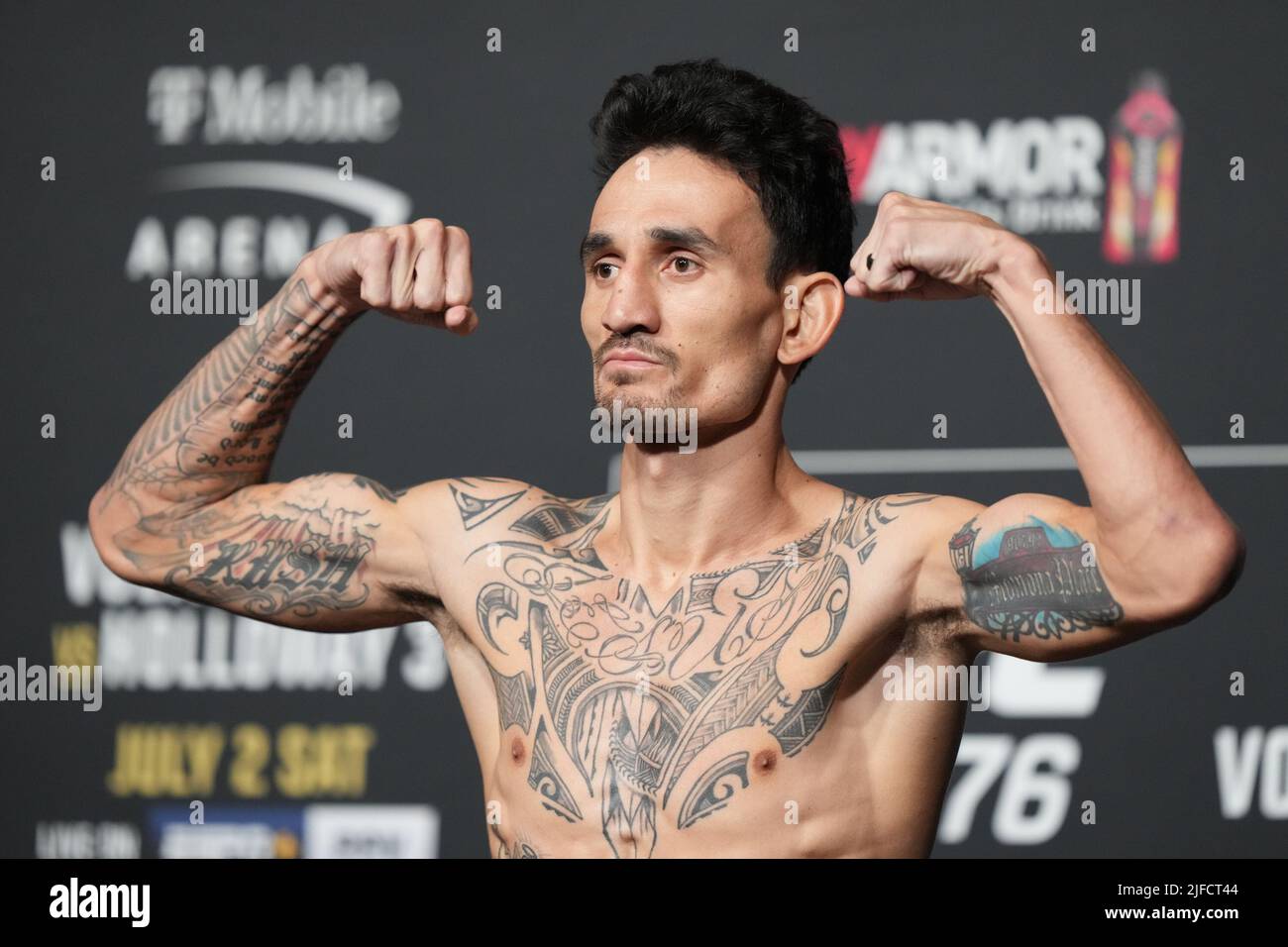 1 LUGLIO 2022, LAS VEGAS, NV, LAS VEGAS, NV, Stati Uniti: LAS VEGAS, NV - Giugno 1: Max Halloway scala per il pesato ufficiale alla T-Mobile Arena per UFC 276 il 1 luglio 2022 a LAS VEGAS, NV, Stati Uniti. (Credit Image: © Louis Grasse/PX Imagens via ZUMA Press Wire) Foto Stock