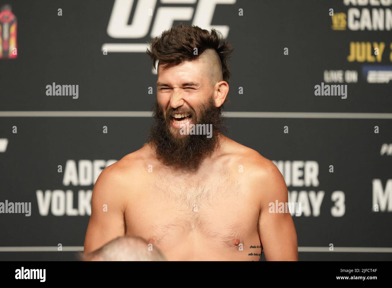 1 LUGLIO 2022, LAS VEGAS, NV, LAS VEGAS, NV, Stati Uniti: LAS VEGAS, NV - Giugno 1: Bryan Barberena scala per i pesati ufficiali alla T-Mobile Arena per UFC 276 il 1 luglio 2022 a LAS VEGAS, NV, Stati Uniti. (Credit Image: © Louis Grasse/PX Imagens via ZUMA Press Wire) Foto Stock